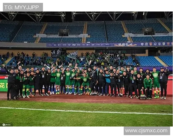 从困境到荣耀 足球巨星的逆袭与奋斗历程激励你我共奋进 从困境到荣耀 足球巨星的逆袭与奋斗历程激励你我共奋进