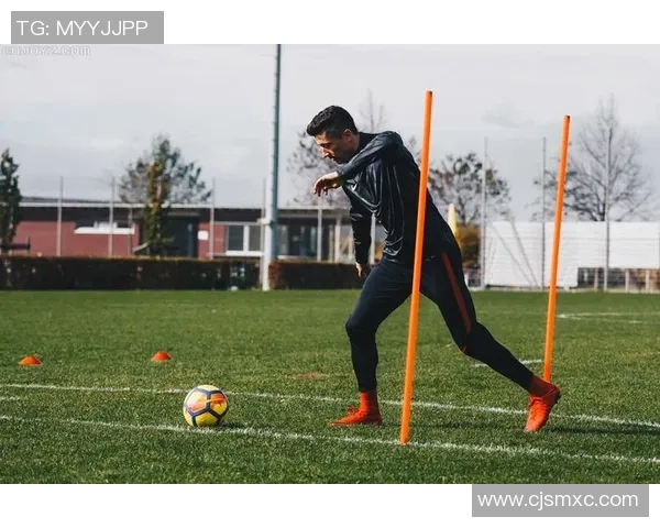 只穿一款足球鞋的球星如何通过坚持与选择塑造独特足球风格